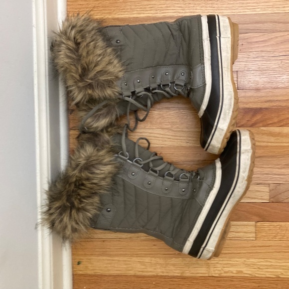 Fur-Lined Winter Boots size 7 - Picture 4 of 4